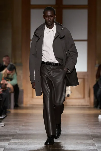 Look 16